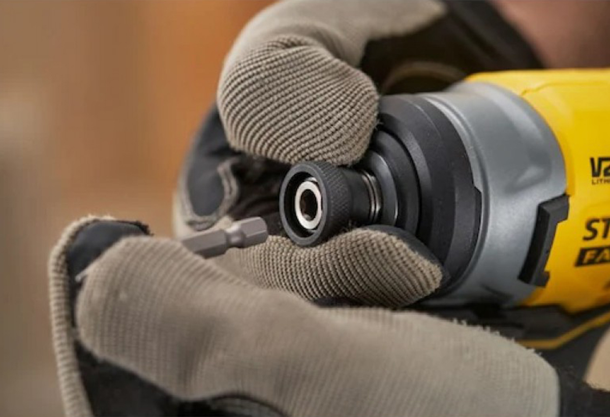 Απεικονίζεται η τοποθέτηση μύτης στο εργαλείο.